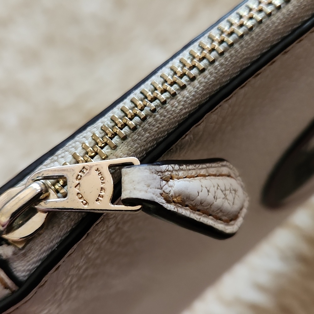 Adorable Coach Disney X Minnie Mouse Cream Wristlet ❤️🐭 - Picture 7 of 12